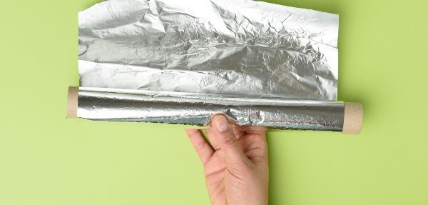 Cleaning silver with aluminium foil and salt