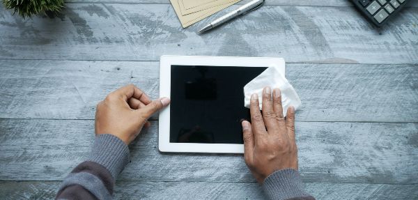 How To Clean A Tablet Screen With Rubbing Alcohol