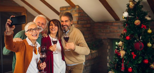 Take family photos in front of the Christmas tree