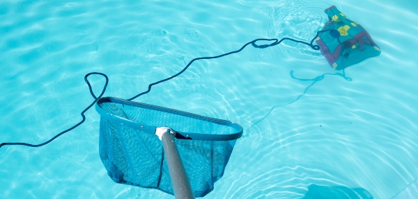 Swimming pool cleaning with Pool Skimmer and underwater cleaning robot